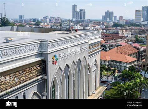 Dataran Pahlawan Melaka Megamall: A Historic Journey Through Shopping and Entertainment!