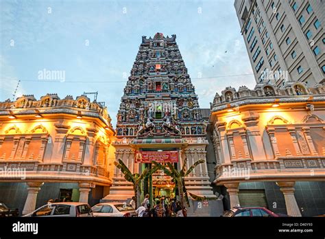 Kuil Sri Maha Mariamman -  Wyrazisty Monument Buddyjski i Świątynia Hinduistyczna W Sercu Kuala Lumpur!