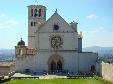  Bazylika św. Franciszka z Asyżu - Perła Architektury Gotyckiej i Miejsce Spoczynku Świętego