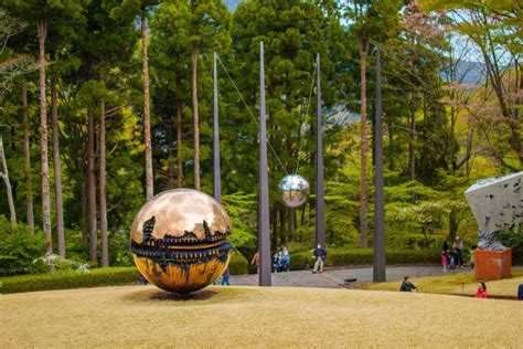 Hakone Open-Air Museum: Zanurz się w świecie rzeźb z widokiem na Góry Hakone!