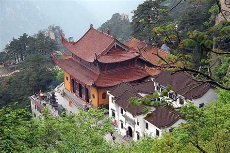 Zhao Hua Temple: Starożytna Świątynia z Oszałamiającymi Widokami na Góry!